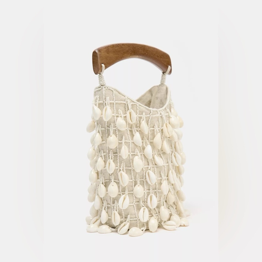 Cream Shell-Beaded Shoulder Bag with Wooden Handle